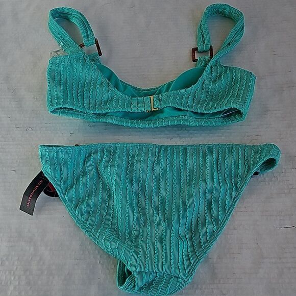 Green bikini features hardware on top and bottom size med (7-9) - Picture 6 of 10